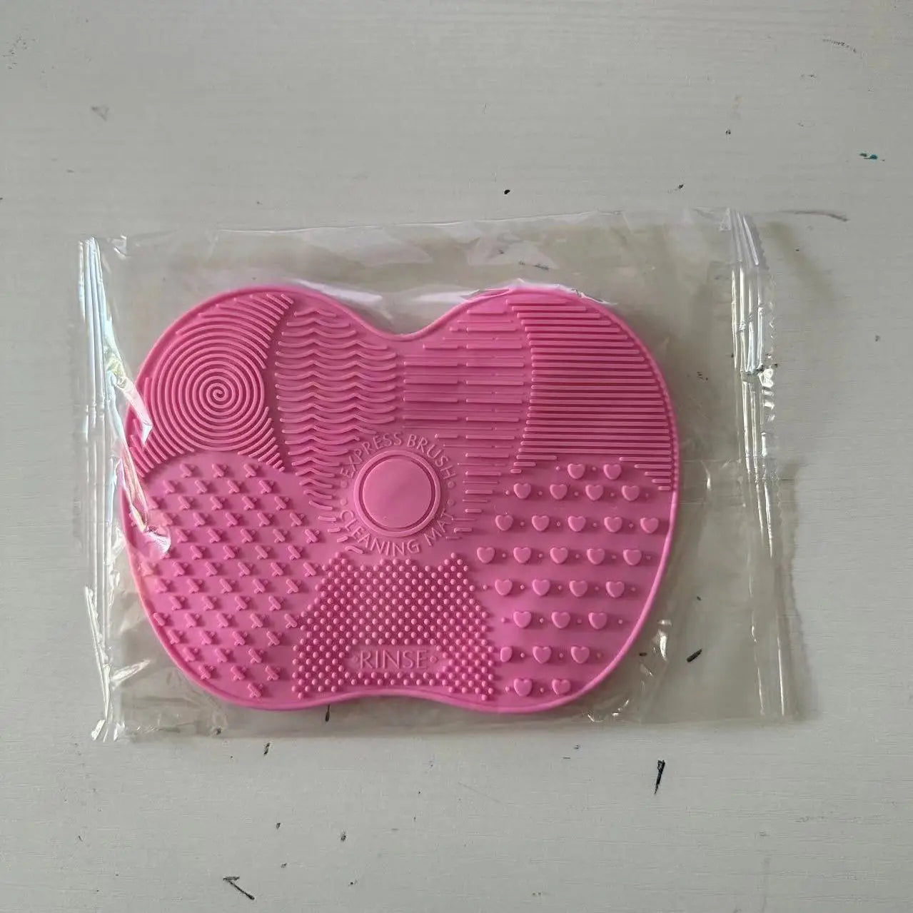 Silicone Apple-Shaped Brush Scrubbing Pad with Suction Cup Secure Hold, Beauty Tool for Gentle Makeup Brush Cleaning, Reusable