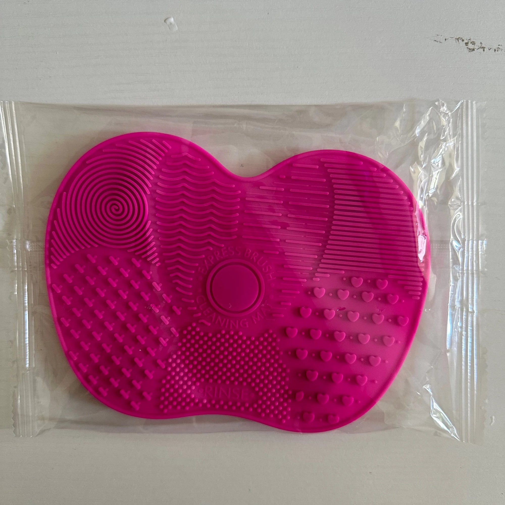 Silicone Apple-Shaped Brush Scrubbing Pad with Suction Cup Secure Hold, Beauty Tool for Gentle Makeup Brush Cleaning, Reusable