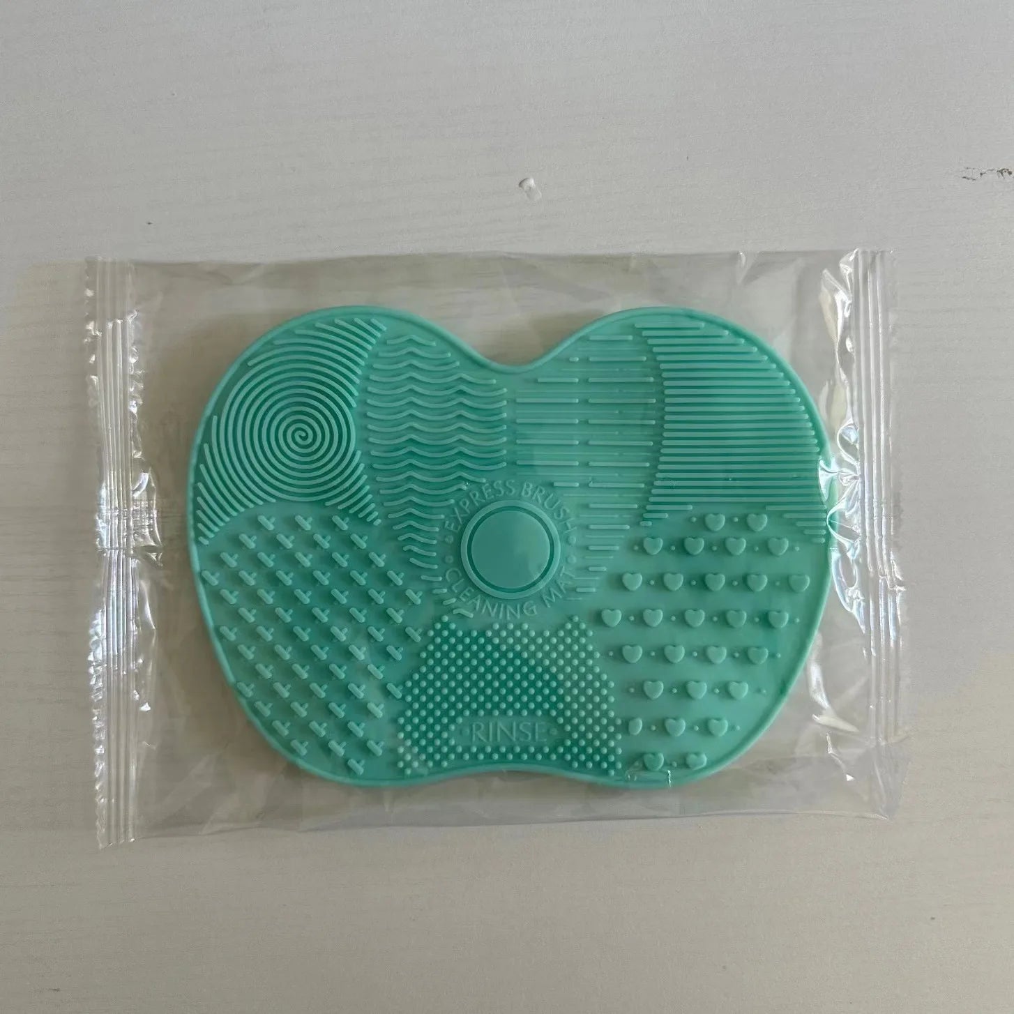 Silicone Apple-Shaped Brush Scrubbing Pad with Suction Cup Secure Hold, Beauty Tool for Gentle Makeup Brush Cleaning, Reusable