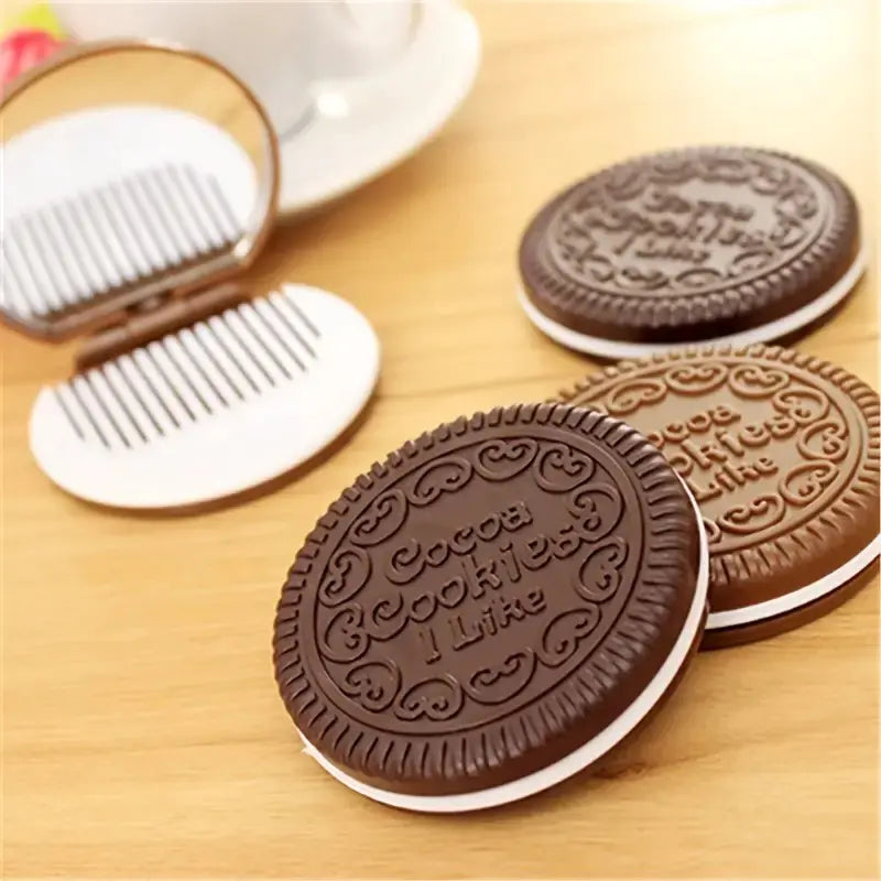 Portable Foldable Round Makeup Mirror with Comb Random 1PC